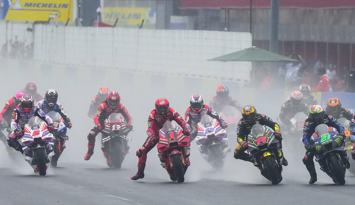 Dalam balapan yang diguyur hujan lebat ini, Francesco Bagnaia (tengah), memulai balapan dari posisi ketiga mengekor pembalap Mooney VR46 Racing Team, Marco Bezzecchi, di posisi kedua dan pembalap Gresini Racing, Alex Marquez di posisi pertama. (AP Photo/Natacha Pisarenko)