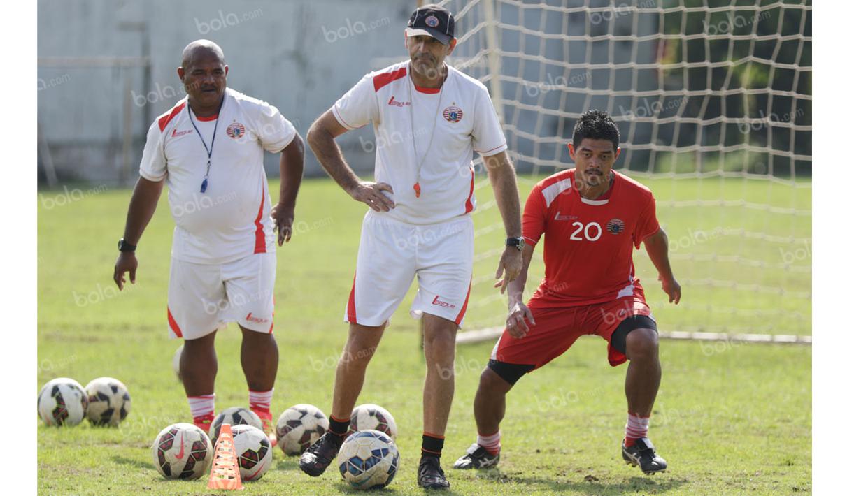 Pelatih Persija, Paulo Camargo, melatih penyelesaian akhir para striker Macan Kemayoran saat latihan di Lapangan Villa 2000, Tangerang, Selasa (3/5/2016). (Bola.com/Vitalis Yogi Trisna) 