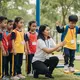Ilustrasi anak usia TK melakukan kegiatan outbound dengan didampingi guru mereka. Foto Gemini