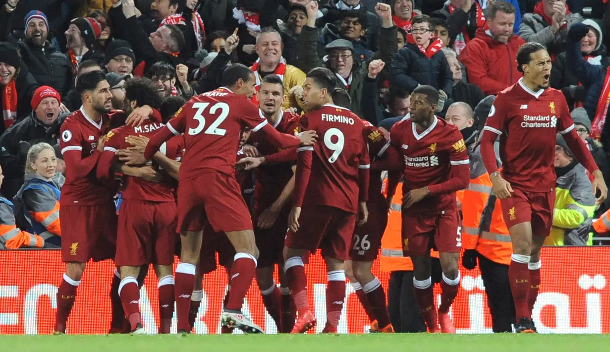 Pemain Liverpool melakukan selebrasi usai mencetak gol kedua mereka ke gawang Tottenham Hotspur saat pertandingan Liga Inggris di Anfield, Liverpool (4/2). Liverpool dan Tottenhan Hotspur harus puas dengan hasil imbang 2-2. (AP Photo/Rui Vieira)