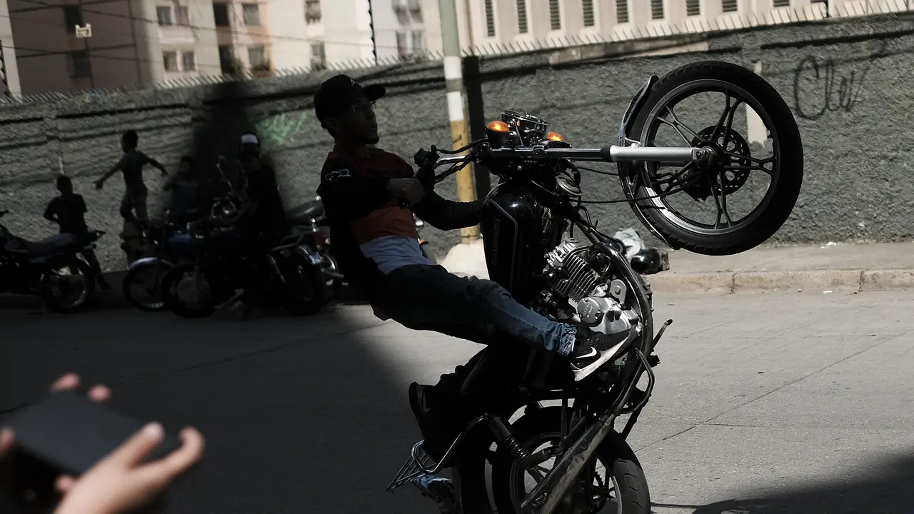 Aksi Para Pengendara Motor di Venezuela