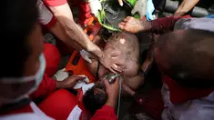 Petugas medis memberikan bantuan pernapasan kepada penambang batu bara yang berhasil dikeluarkan akibat ledakan yang terjadi di tambang di Azadshahr, Iran (3/5). (Mostafa Hassanzadeh/Tasnim News/AFP)
