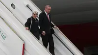 Presiden Turki Recep Tayyip Erdogan dan Emine Erdogan tiba di Bandara Internasional Ministro Pistarini, Buenos Aires, Argentina, Rabu (28/11). Erdogan tiba di Argentina untuk menghadiri KTT G20. (AP Photo/Martin Mejia)