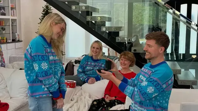 MrBeast atau Jimmy Donaldson, akhirnya melamar kekasihnya, Thea Booysen, seorang gamer sekaligus influencer asal Afrika Selatan. (People)