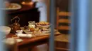 Miniatur makanan terlihat didapur dari rumah boneka yang bernama Istana Astolat saat dipamerkan di New York, Amerika Serikat, Sabtu ( 14/11/2015). Harga miniatur ini ditaksir $ 8.500.000  atau 127 Miliar rupiah. (REUTERS/Lucas Jackson)