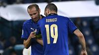 Bek Italia, Giorgio Chiellini memberikan ban kapten kepada rekannya, Leonardo Bonucci dalam laga Grup A Euro 2020 di Olimpico Stadium, Roma, Kamis (17/6/2021) dini hari WIB. (Foto: AP/Pool/Andreas Solaro)