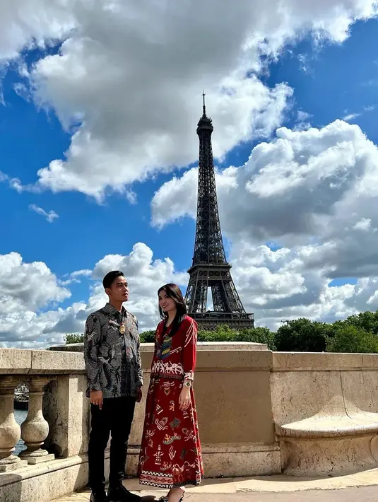 Potret menarik dari pasangan Gibran dan Selvi ketika berada di Paris. Keduanya mengenakan outfit batik. Gibran mengenakan atasan batik bernuansa hitam, sedangkan Selvi tampil anggun dengan setelan atasan dan rok panjang batik bernuansa merah. [Foto: Instagram/selvie_ananda_]