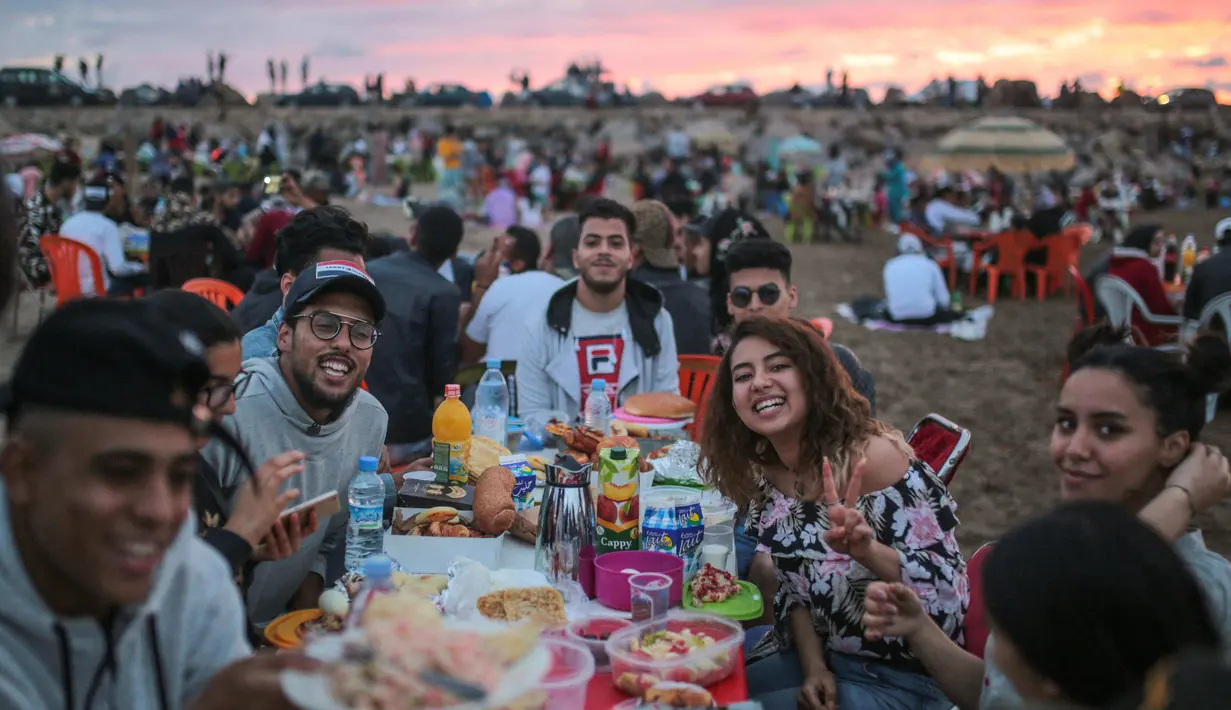 Warga bersiap buka puasa di pantai Rabat, Maroko (9/6). Selama Ramadan, banyak warga Maroko berkunjung ke pantai menikmati angin Atlantik dan menikmati pemandangan laut. (AP Photo/Mosa'ab Elshamy)