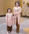 Kebaya betawi dengan motif bunga ini sangat cantik digunakan oleh mom and daugther.&nbsp;(instagram/queenarsy)