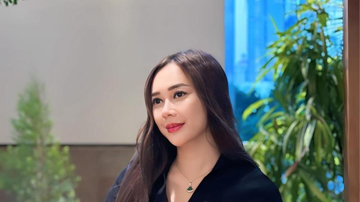 Menawan dengan Gamis dan Hijab Syari, Potret Aura Kasih yang Tampil Anggun saat Umrah Jadi Sorotan