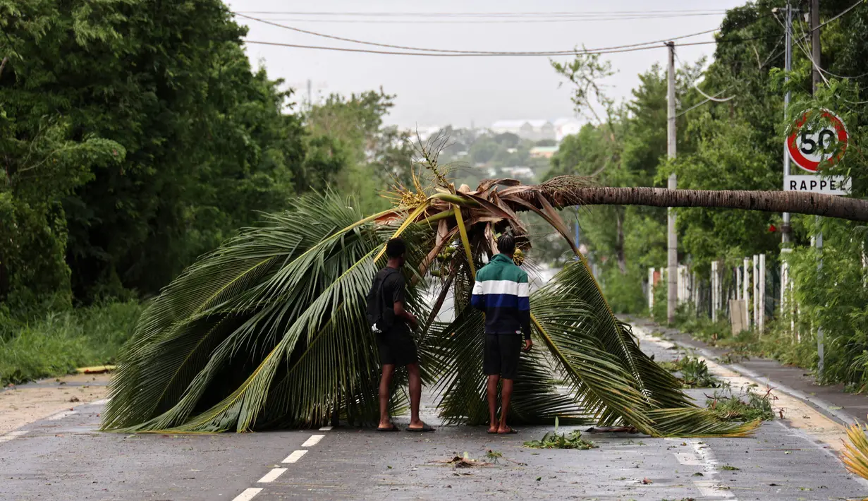 Meskipun kerusakan awal terbilang masih tergolong sedang, namun satu orang dikabarkan meninggal dunia. (Richard BOUHET/AFP)