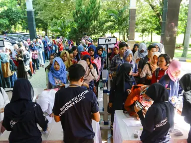 Sejumlah mahasiswa melakukan registrasi untuk mengikuti acara EMTEK Goes To Campus (EGTC) 2017 di Universitas Negeri Semarang, Jawa Tengah, Rabu (5/4). Tahun ini, EMTEK kembali menggelar acara EGTC di 5 kota besar. (Liputan6.com/Yoppy Renato)