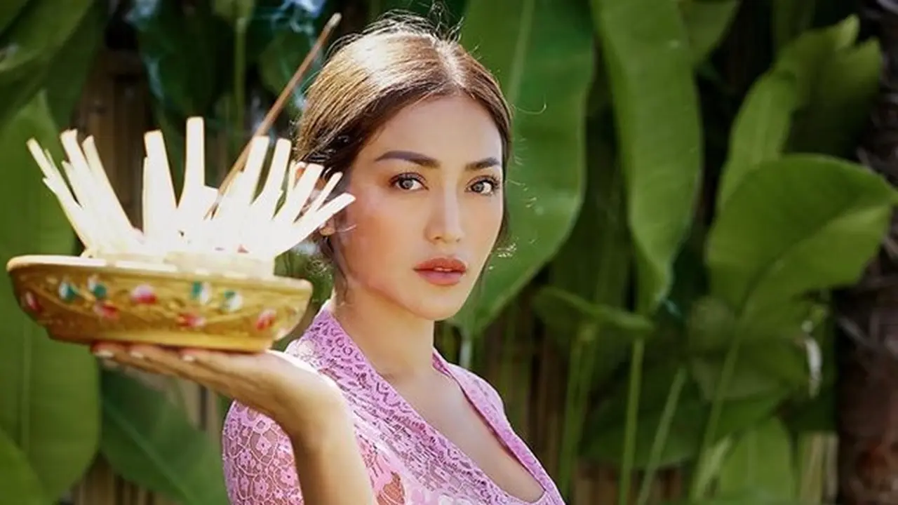 Sempat Diterpa Isu Pindah Agama, Kepoin Seksinya Jedar dalam Kebaya Khas Bali