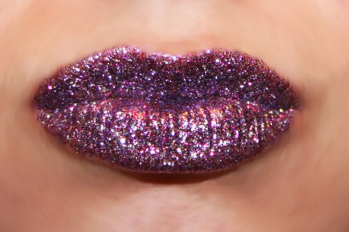 Bibir Makin Gemas dengan Sentuhan Lipstik Glitter, Coba Deh!