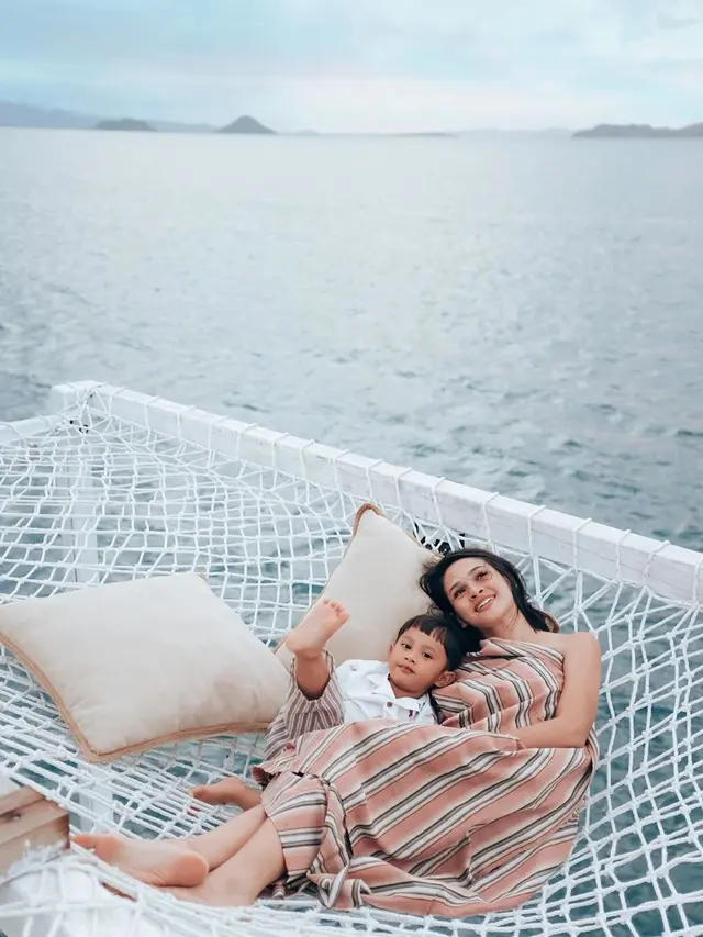 Andien liburan bareng suami dan anak. (Foto: Instagram @andienaisyah)