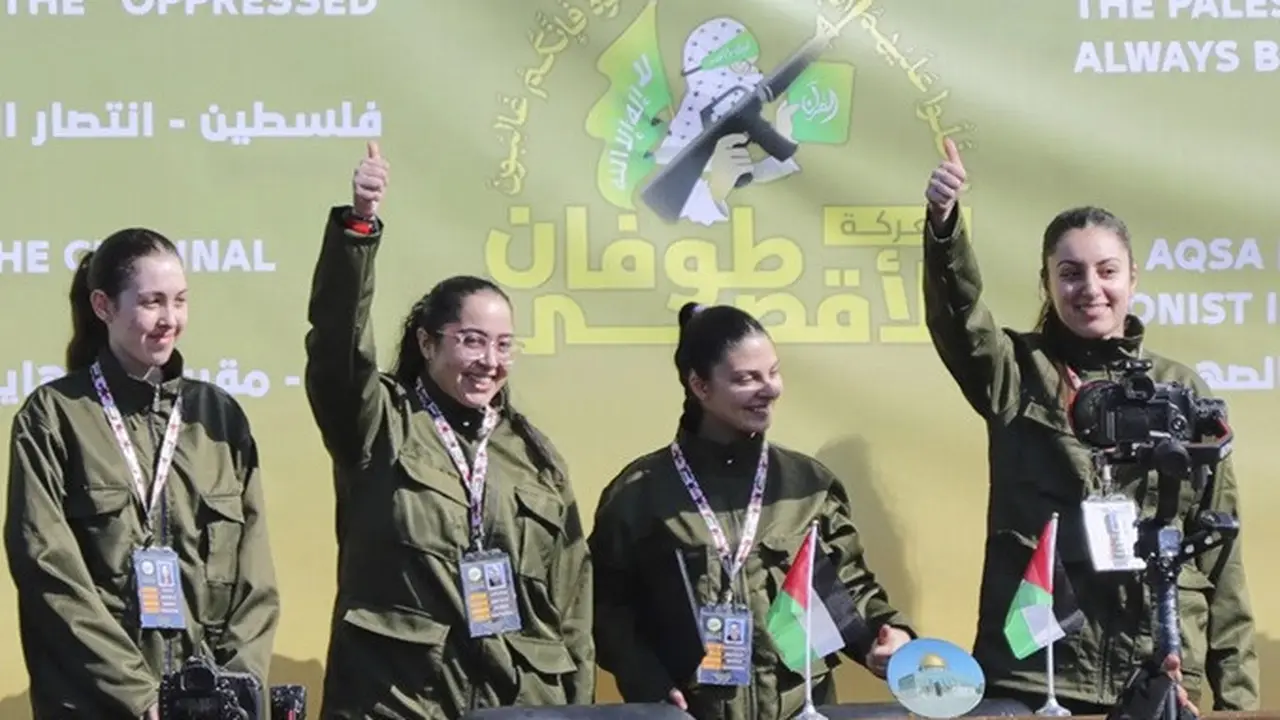 Empat tentara perempuan Israel yang ditahan di Jalur Gaza sejak serangan 7 Oktober 2023 dibebaskan oleh Hamas pada Sabtu (25/1/2025), sebagai bagian dari kesepakatan gencatan senjata dan pertukaran sandera dengan tahanan Palestina.
