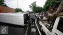 Mini Bus dengan Nopol 7054 K terbalik di Jalan Lingkar Yogyakarta, Senin (9/5). Polisi mengatur lalu lintas agar tak terjadi kemacetan panjang. (Liputan6.com/Boy Harjanto)