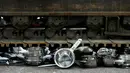 Sebuah alat berat dioperasikan untuk menghancurkan panci palsu dan peralatan dapur yang disita Badan Bea Cukai Swiss di Jenewa, Swiss, (16/6/2015). (REUTERS/Pierre Albouy)