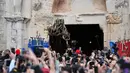 Sebuah patung Saint Domenico dikerumuni ular saat prosesi tahunan di Cocullo di Italia (1/5). Setiap tahun di bulan Mei, sejumlah ular ditempatkan di patung St. Domenico dalam prosesi di sekitar kota (AFP/Tiziana Fabi)