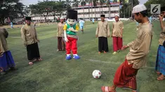 Maskot Liga Santri Nusantara (LSN) bersama santri melakukan persiapan pada pertandingan LSN di Gor Pertamina Simprug, Jakarta, Senin (4/9). LSN digelar atas kerja sama Kemenpora dan diikuti ratusan santri se-DKI. (Liputan6.com/Faizal Fanani)