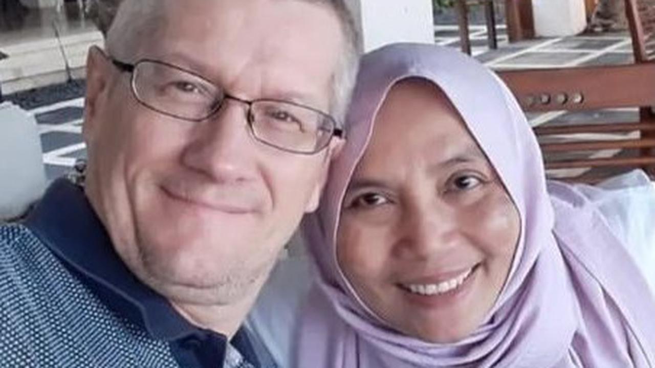 Foto-foto Kenangan Manis Mendiang Siti Purwanti Ibu Maxime Bouttier dan Suami