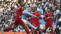 Striker Manchester City, Erling Haaland (tengah) melepaskan tendangan yang menghasilkan gol ke gawang Liverpool pada laga pekan ke-13 Liga Inggris 2023/2024 di Etihad Stadium, Manchester, Sabtu (25/11/2023). (AP Photo/Rui Vieira)