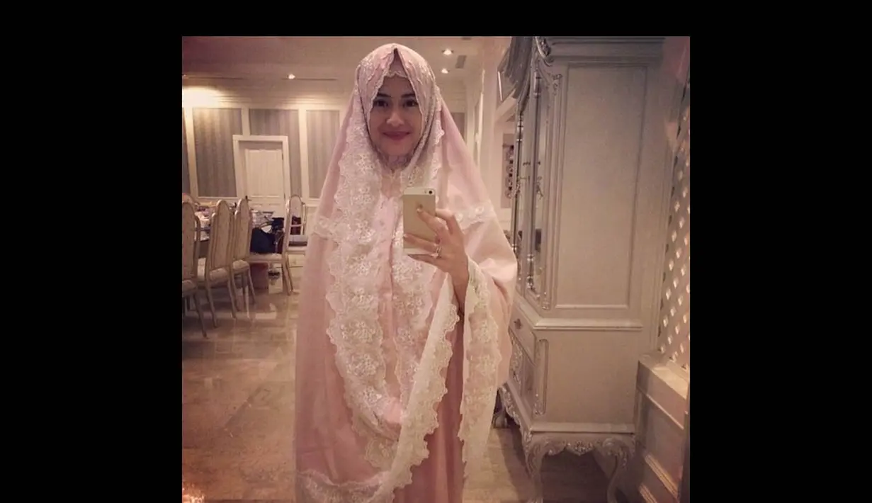 Bahkan kala Salat Subuh, Dian Sastro menyempatkan berfoto selfi dan mengunggahnya ke Instagram untuk menyapa para followers (Istimewa: Instagram)