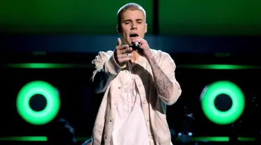 Penyanyi muda Justin Bieber memeriahkan ajang bergengsi Billboard Music Awards (BBMA) 2016 di T -Mobile Arena, Las Vegas, Minggu (22/5). Justin Bieber tampil casual mengenakan kaos, jaket dan celana jins robek (Kevin Winter/GETTY IMAGES NORTH AMERICA/AFP)