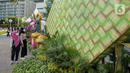 <p>Sejumlah warga memperhatikan dekorasi bertemakan Idul Fitri di kawasan Bundaran HI, Jakarta, Rabu (27/4/2022). Dekorasi berbentuk masjid, ketupat, dan bedug yang dihiasi oleh tanaman tersebut dalam rangka menyambut Idul Fitri 1443 Hijriah. (Liputan6.com/Faizal Fanani)</p>