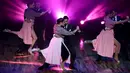 Pasangan penari Tango dari tuan rumah Argentina menunjukkan aksi kebolehannya saat bersaing di Kejuaraan Dunia Tari Tango di Luna Park, Bueno Aires, Argentina (AP Photo/Natacha Pisarenko)