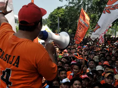Ratusan Suporter Persija Jakarta Jakmania melakukan aksi unjukrasa di depan Kantor Kementerian Pemuda dan Olahraga, Jakarta, Selasa (11/8/2015). Mereka meminta Surat Keputusan (SK) Menpora terkait pembekuan PSSI dicabut.(Liputan6.com/JohanTallo)