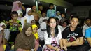 Agatha Pricilla dan Fero Walandouw tampak menanggapi pertanyaan dari beberapa awak media pada acara buka bersama dengan anak yatim di kawasan Bekasi, Jawa Barat, (12/7/14) (Liputan6.com/ Panji Diksana)