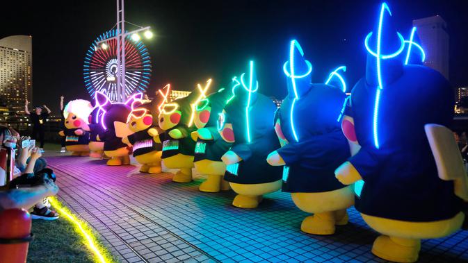 Para peserta dengan pakaian Pikachu, karakter ikonik serial animasi Pokemon, berpartisipasi dalam parade tahunan Pikachu di Yokohama, Jepang, 8 Agustus 2019. Nantinya akan ada lebih dari 2.000 Pikachu menari bersama untuk memeriahkan acara dan menghibur para pengunjung. (Kazuhiro NOGI/AFP)