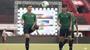 Pemain Timnas Indonesia, Ricky Fajrin, mengontrol bola saat latihan di Stadion I Wayan Dipta, Bali, Senin (14/10). Latihan ini persiapan jelang laga Kualifikasi Piala Dunia 2022 melawan Vietnam. (Bola.com/Aditya Wany)