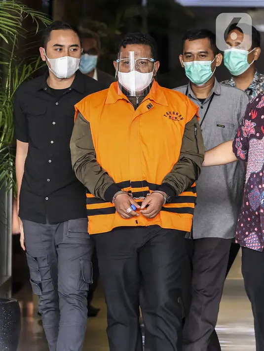 Wali Kota Tanjung Balai M Syahrial (MS) usai menjalani pemeriksaan di Gedung KPK, Jakarta, Sabtu (24/4/2021). KPK resmi menahan M Syahrial karena diduga kuat telah menyogok penyidik KPK, Stepanus Robin Pattuju, senilai Rp 1,5 miliar. (Liputan6.com/Johan Tallo)