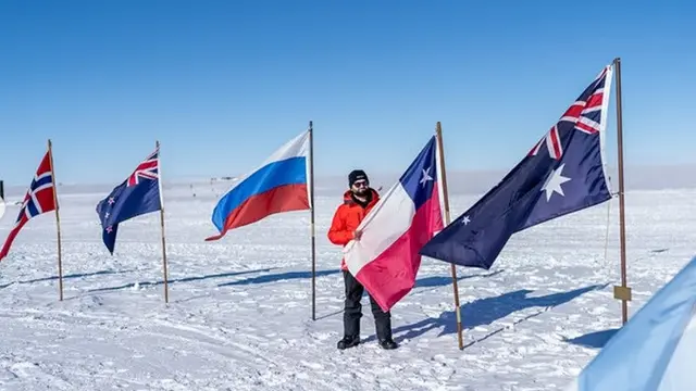 Presiden Chile Gabriel Boric berpose di Kutub Selatan.