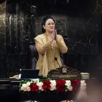 Puan Maharani pakai kebaya emas rancangan Didiet Maulana. Foto: Instagram/puanmaharaniri.