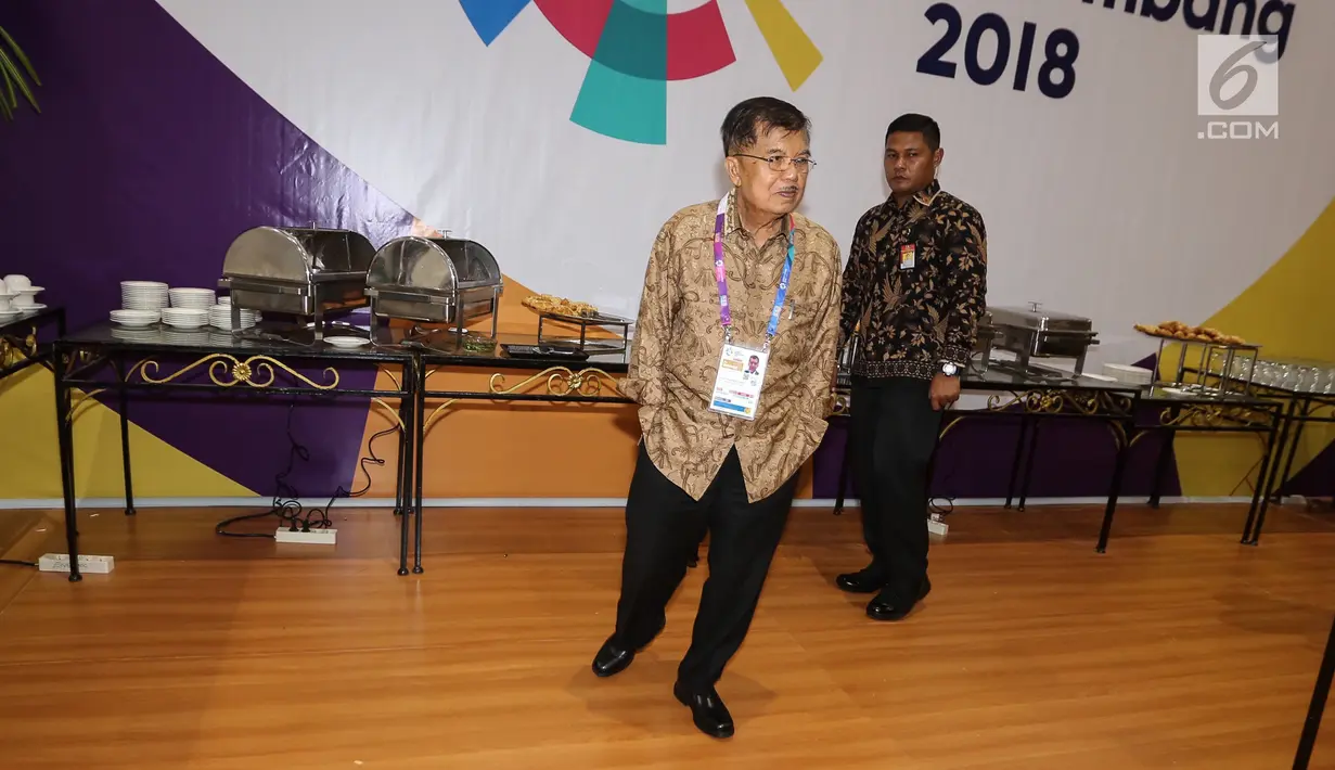 Wakil Presiden, Jusuf Kalla saat melihat makanan prasmanan untuk jurnalis di Main Press Center (MPC) atau Media Center Asian Games di JCC, Jakarta, Selasa (14/8). (Liputan6.com/Fery Pradolo)