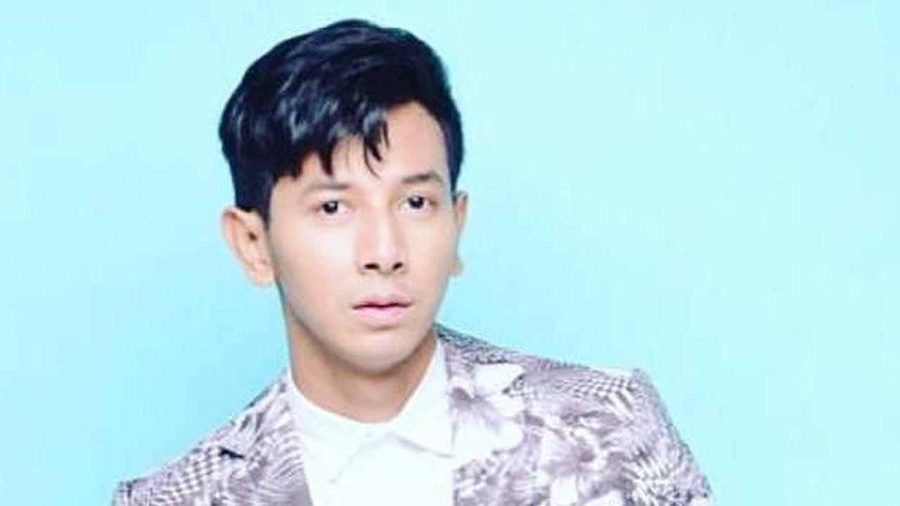 Ini potret suami Fairuz di tahun 2016. Ia tampak bergaya dengan memakai kemeja putih dan jas bermotif. Potretnya terlihat begitu muda.