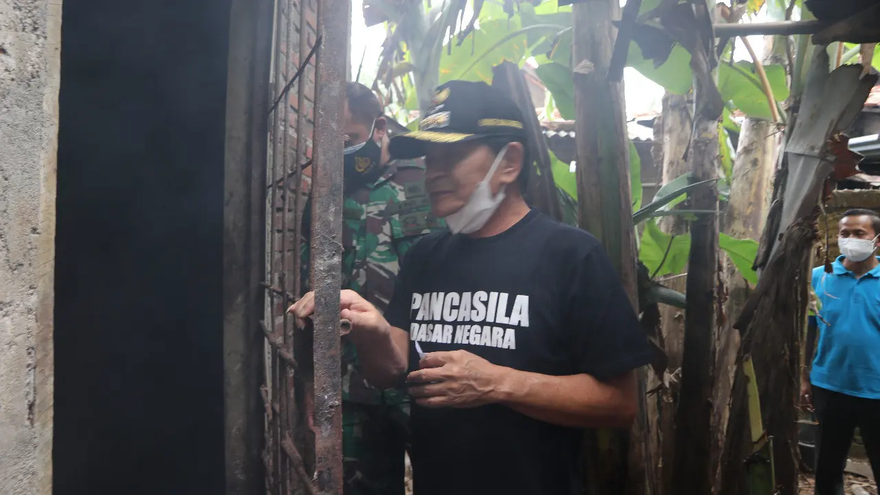 Evakuasi sinden yang menderita gangguan jiwa dan dipasung keluarga. (Foto: Liputan6.com/Humas Pemkab Banjarnegara)