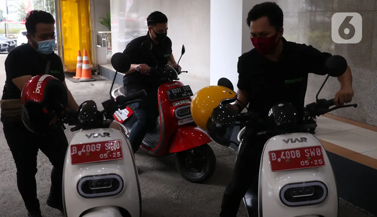 Petugas menguji coba penukaran baterai sepeda motor listrik di halaman kantor Ditjen Ketenagalistrikan ESDM, Jakarta, Senin (31/8/2020). Dengan adanya alat penukaran baterai tersebut maka dapat merangsang masyarakat beralih kepada kendaraan listrik daripada motor BBM. (Liputan6.com/Angga Yuniar)