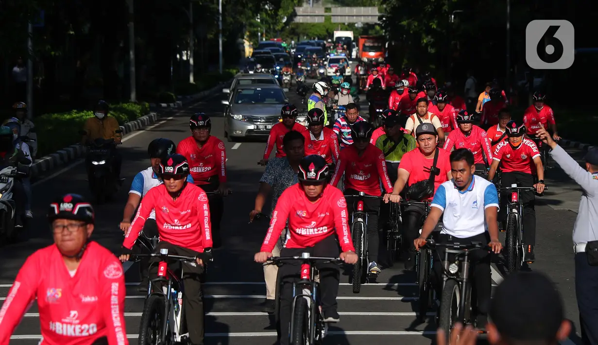Masyarakat yang tergabung dalam Komunitas Bike to Work (B2W) Indonesia saat bersepeda memperingati hari bersepedah dunia di Jakarta Jumat (3/6/2022). (Liputan6.com/Angga Yuniar)