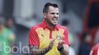 Ekspresi pelatih Bhayangkara FC, Simon McMenemy, saat memberikan arahan kepada anak asuhnya pada laga melawan Semen Padang di Stadion Patriot, Bekasi, Sabtu (20/05/2017). Bhayangkara FC menang 1-0. (Bola.com/M Iqbal Ichsan)