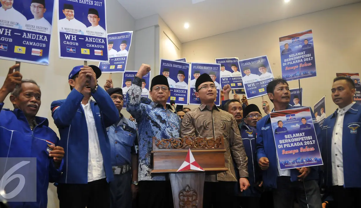 Pasangan calon gubernur (Cagub) dan wakil gubernur (Cawagub) Provinsi Banten Wahidin Halim-Andika Hazrumi saat deklarasi dan penandatanganan pakta integritas di Kantor DPP Partai Demokrat, Jakarta, Senin (8/8). (Liputan6.com/Johan Tallo)