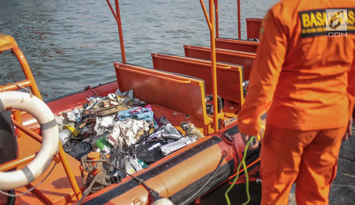 Serpihan pesawat Lion Air JT 610 tiba di Posko Evakuasi, Tanjung Priok, Jakarta, Senin (29/10). Pesawat membawa 178 penumpang dewasa, 1 anak-anak, 2 bayi, dan 7 awak pesawat. (Liputan6.com/Faizal Fanani)