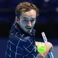 Petenis Rusia, Daniil Medvedev, mengembalikan bola ke arah lawannya, petenis Austria, Dominic Thiem dalam partai final tunggal putra Turnamen Tenis ATP Finals 2020 di O2 Arena, London, Inggris, Minggu (22/11/2020). Daniil Medvedev menang dengan skor 4-6, 7-6 (2), 6-4. (AFP/Glyn Kirk)