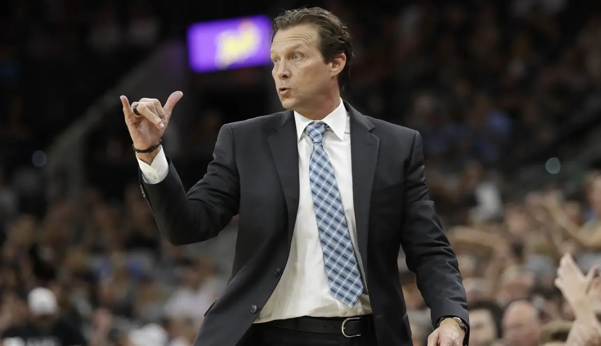 Pelatih Utah Jazz, Quin Snyder memberikan instruksi kepada anak asuhnya saat melawan San Antonio Spurs pada laga NBA basketball game di AT&T Center, San Antonio, (1/10/2016). Utah menang 106-91. (AP/Eric Gay)