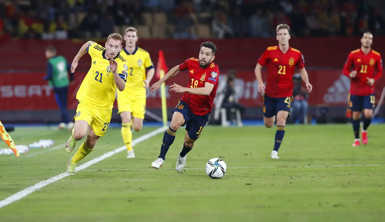 Pemain Swedia Dejan Kulusevski (kiri) dikejar oleh pemain Spanyol Jordi Alba (tengah) pada pertandingan sepak bola kualifikasi Grup B Piala Dunia 2022 di Stadion La Cartuja, Seville, Spanyol, 14 November 2021. Spanyol menang 1-0. (AP Photo/Angel Fernandez)