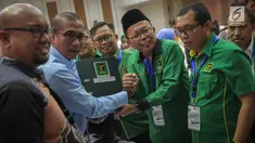 Sekjen PPP kubu Romahurmuziy (Romi) Arsul Sani menyerahkan berkas ke anggota Komisioner KPU, Hasyim Ashari di Kantor KPU RI, Jakarta, Sabtu (14/10). PPP kubu Romi mengantar berkas pendaftaran peserta Pemilihan Umum 2019. (Liputan6.com/Faizal Fanani)