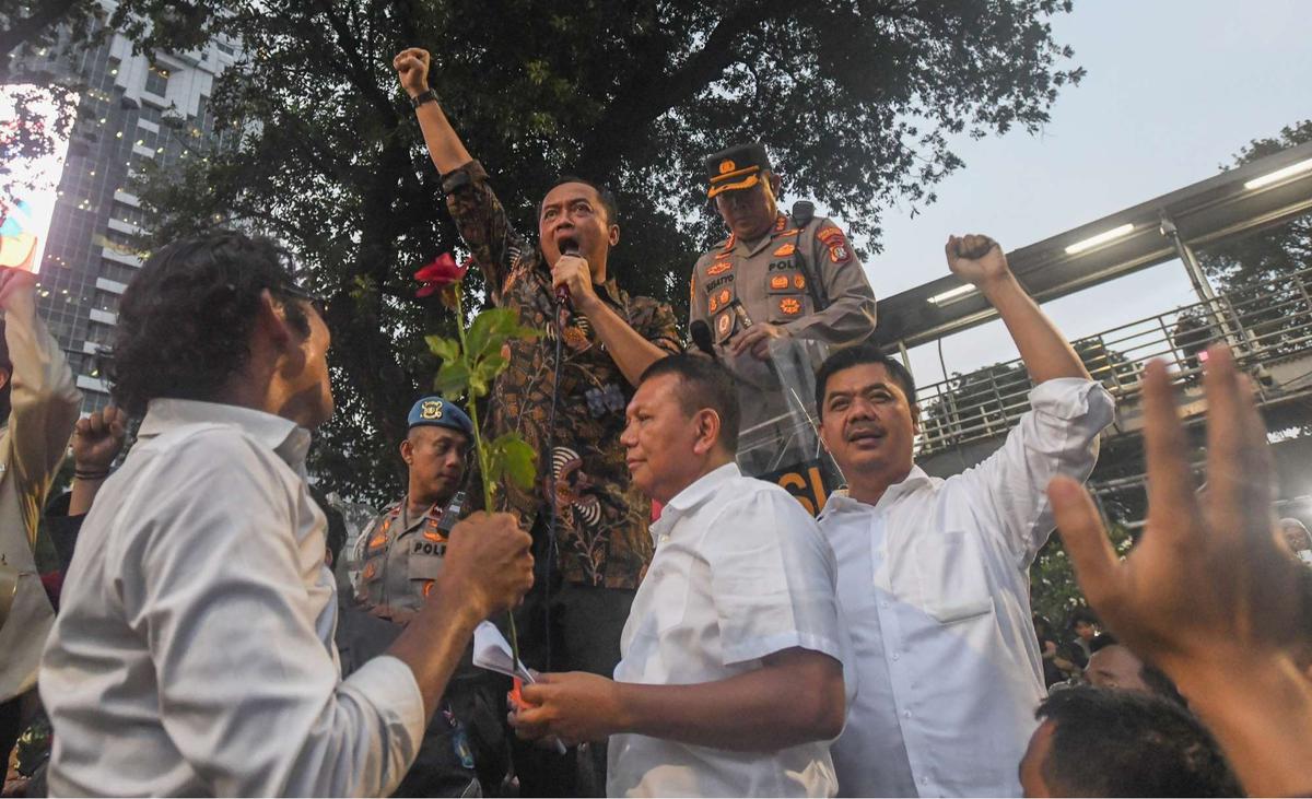 Mensesneg temui mahasiswa di aksi Indonesia Gelap